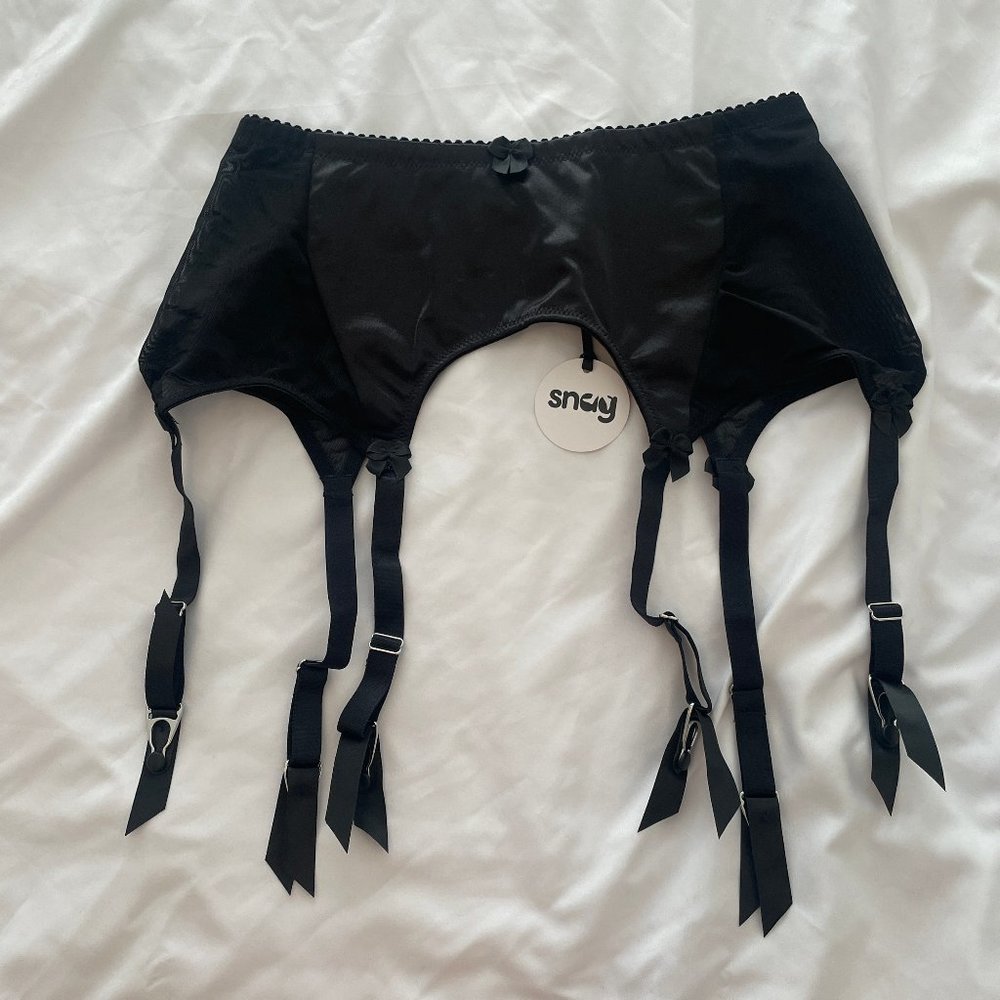 Snag Tights Betty 6-strap Suspender Belt in size C Black